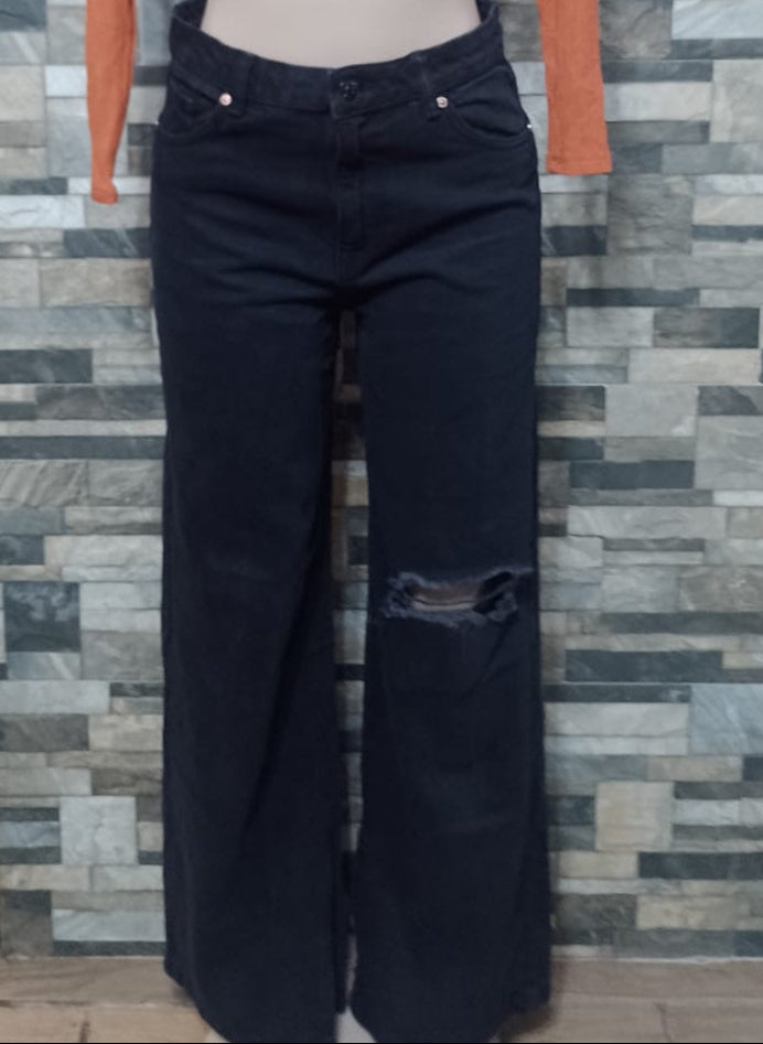 Pantalón Vaquero Negro Recto con Rotura Rodilla Bershka