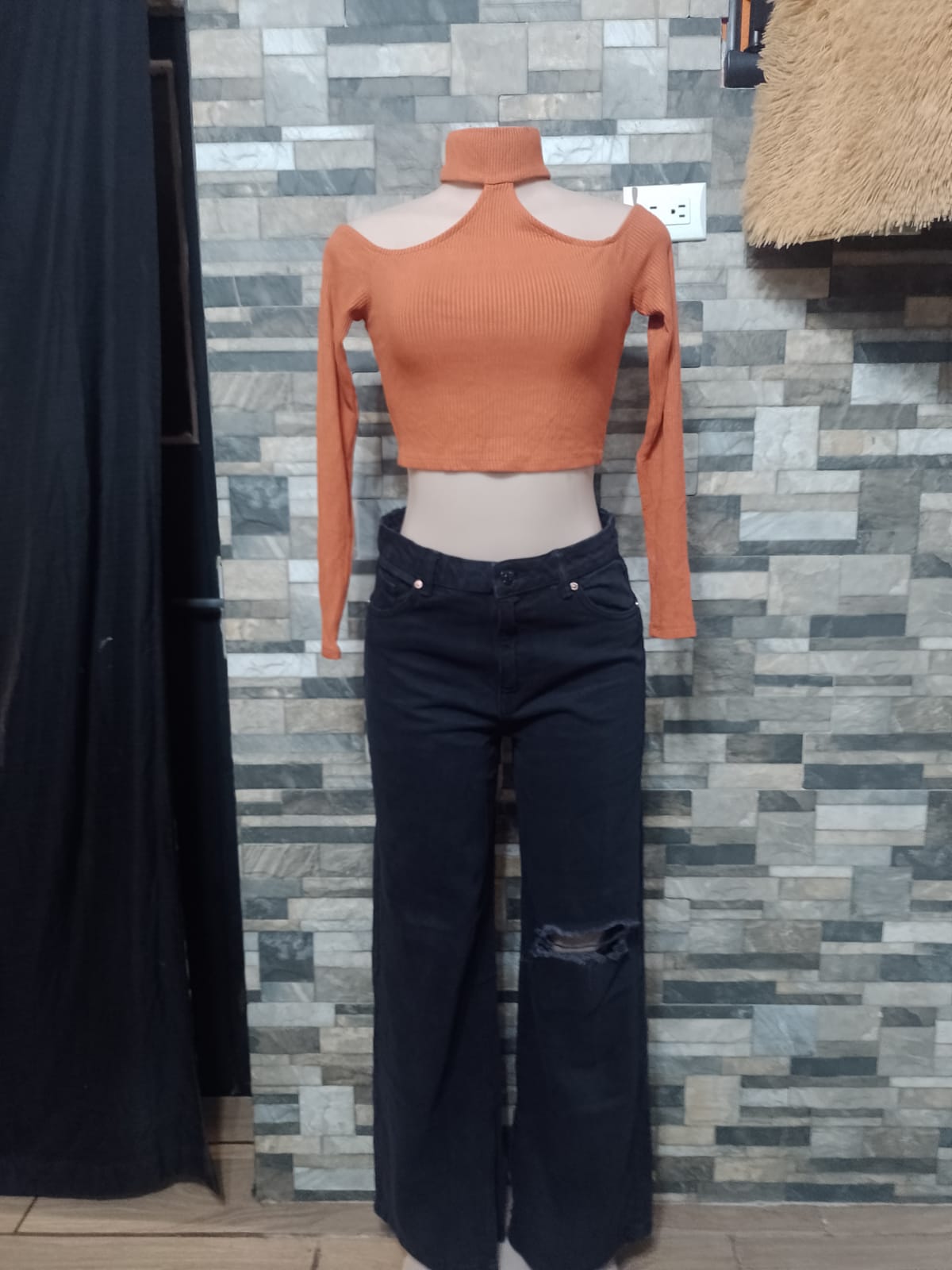 Pantalón Vaquero Negro Recto con Rotura Rodilla Bershka